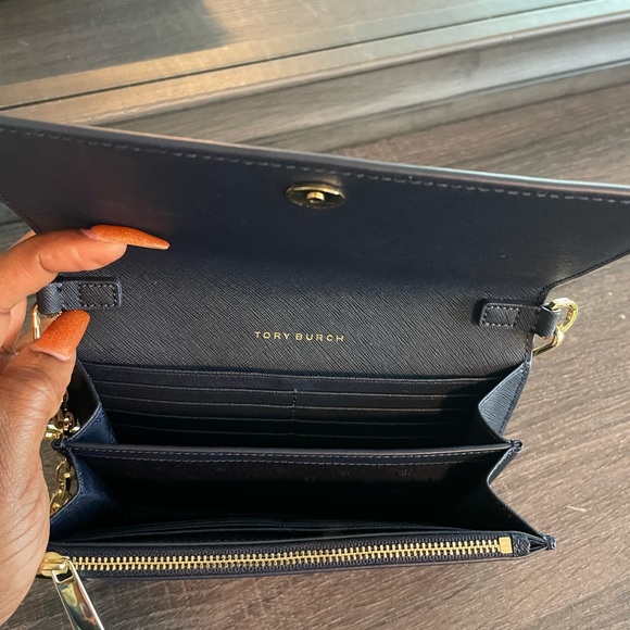 Tory Burch hand bag , so cute and in new condition. I used it only once. - Picture 3 of 8